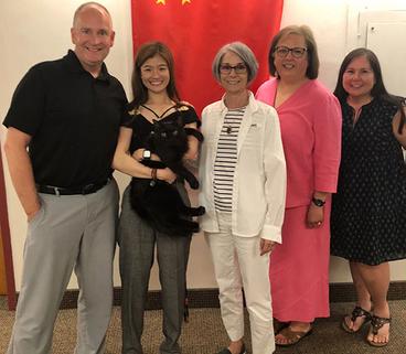 Yiting Li with her black cat, faculty advisors, and two others