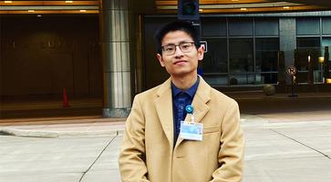 Quincy Gu in front of the Mayo Clinic
